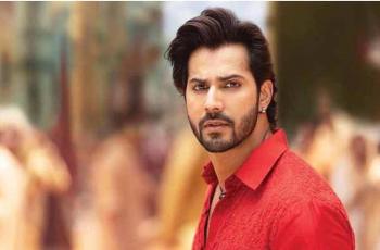 Varun Dhawan Tuntun Nenek di TPS, Netizen Meleleh