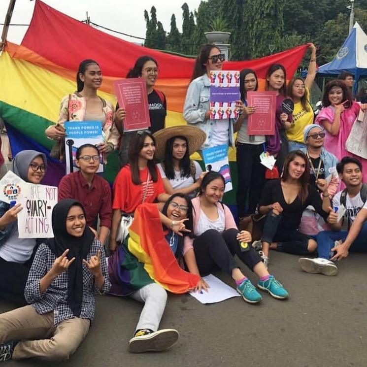 Dena Rachman berpose dengan background bendera LGBT. [Instagram @denarachman]