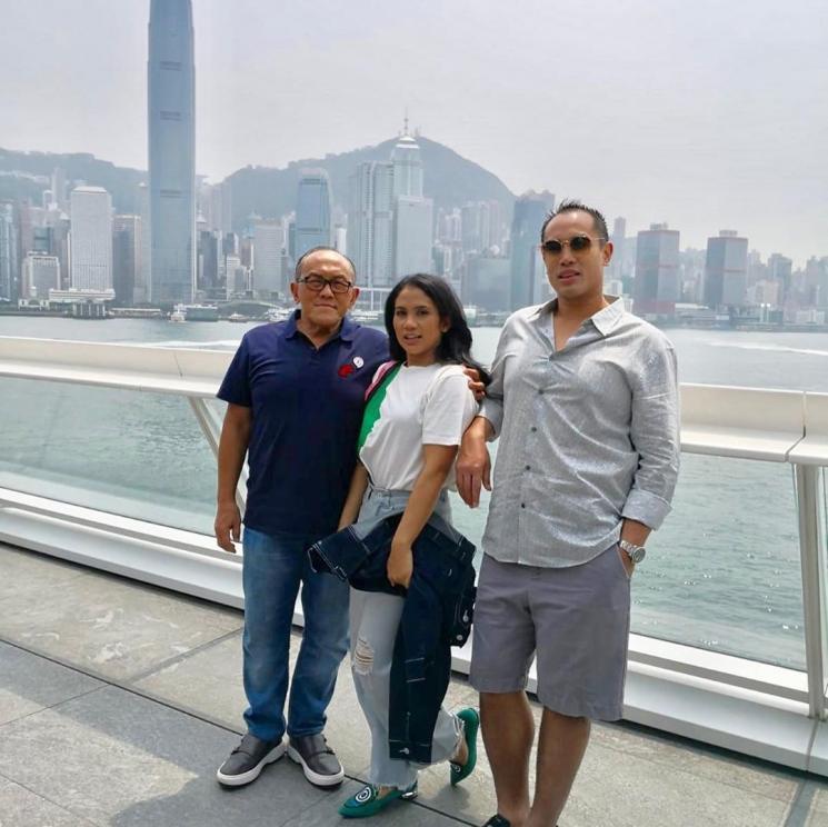 Ardi Bakrie bersama ayah dan kaka perempuannya. [Instagram]