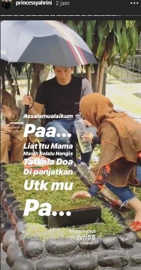 Syahrini dan Reino Barak ziarah ke makam ayahnya di Bogor, Jawa Barat. [Instagram]