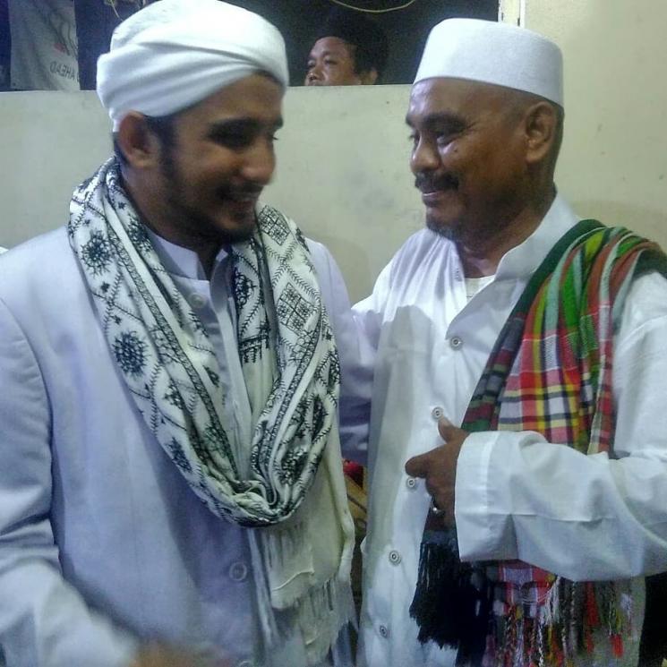 Habib Muhammad Hanif Abdurrahman Al Athos (Kiri). [Capture Instagram]