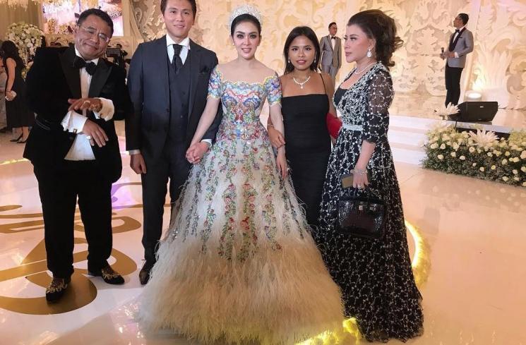 Hotamn Paris dan Nurbaeni Jannah foto bareng Syahrini - Reino Barack. [Instagram]