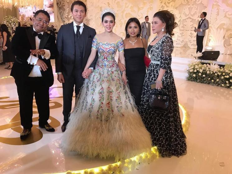 Hotamn Paris dan Nurbaeni Jannah foto bareng Syahrini - Reino Barack. [Instagram]