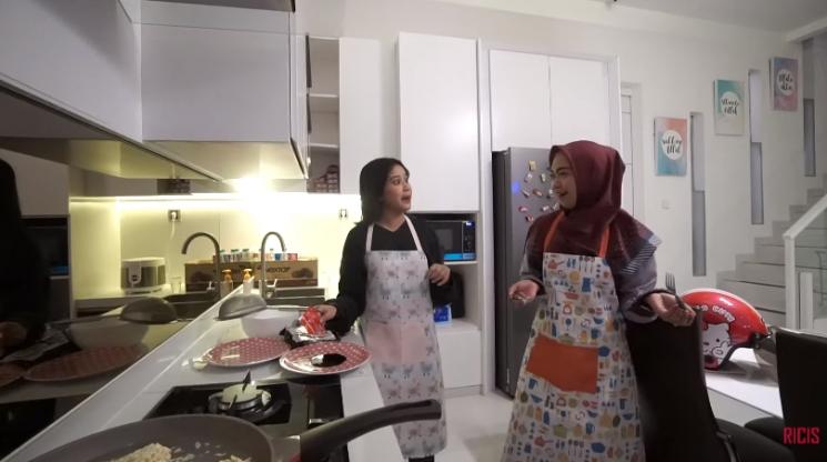 Brisia Jodie tanggapi Devano Danendra dan Naura. (Youtube/@RicisOfficial)
