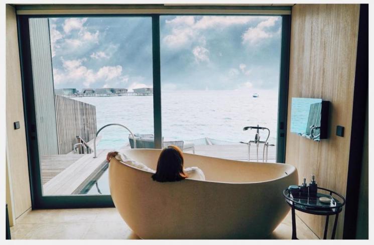 Maia Estianty nikmati penaorama Maldive dari bathtub kamar mandi. [Instagram]