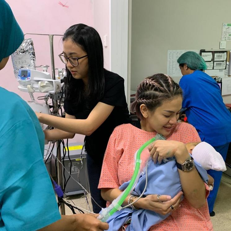 Nikita Mirzani akhirnya bisa menggendong bayi mungilnya, Arkana Mawardi [Instagram]