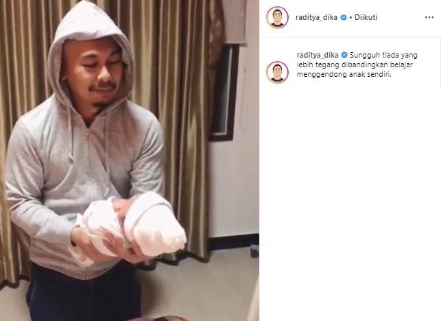 Raditya Dika gendong putri pertamanya. (Instagram/@raditya_dika)