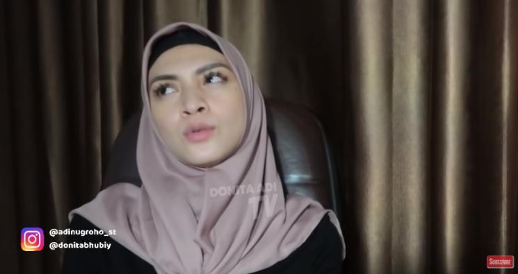 Donita ungkap ketakutan sebelum berhijab. (Youtube/DonitaAdiSvargaChannel)