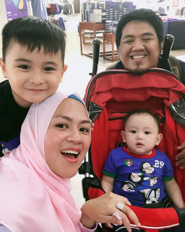 Yunita Lestari dan keluarga barunya (Instagram/@lee_yunita)