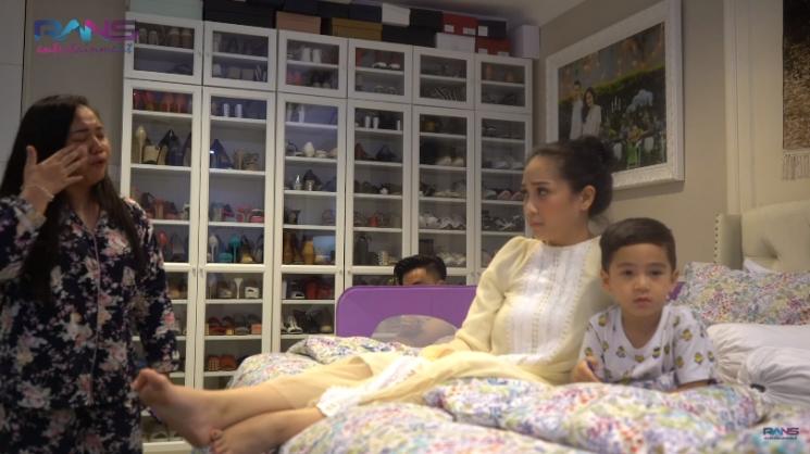 Shela Lala menangis saat diprank. (Youtube/@RANSEntertainment)