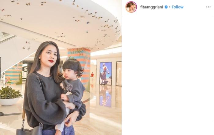 Fita Anggriani menggendong putrinya. (Instagram/@fitaangriani)