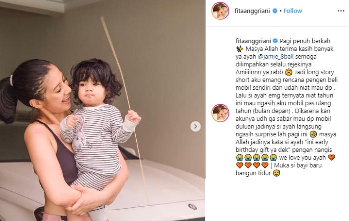 Fita Anggriani menggendong putrinya. (Instagram/@fitaangriani)