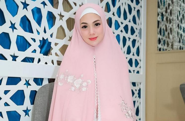 Celine Evangelista berhijab.[Instagram]