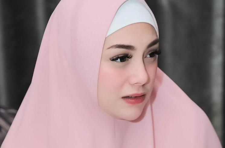 Hasil gambar untuk Celine Evangelista hijab