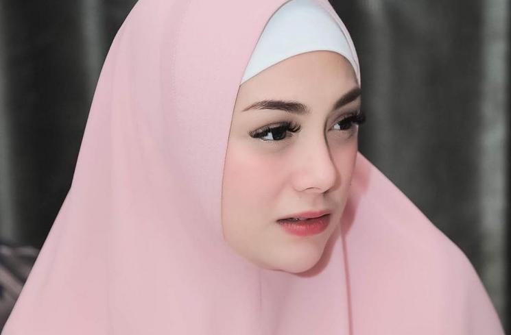 Celine Evangelista berhijab.[Instagram]