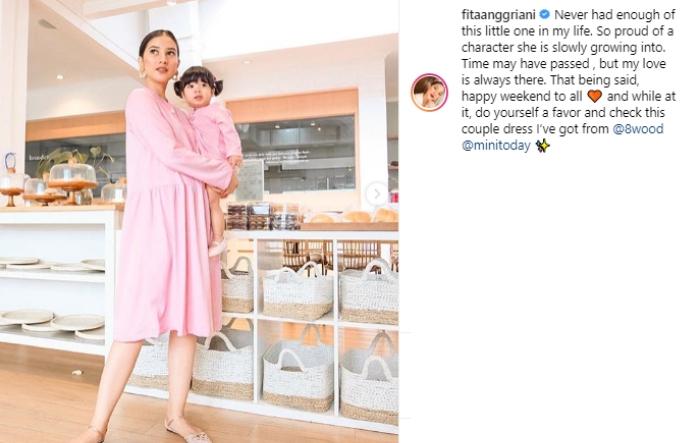 Fita Anggriani menggendong putrinya. (Instagram/@fitaangriani)