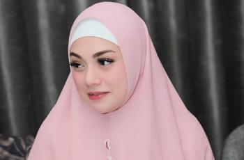 Foto : Celine Evangelista Berhijab, Ademnya...