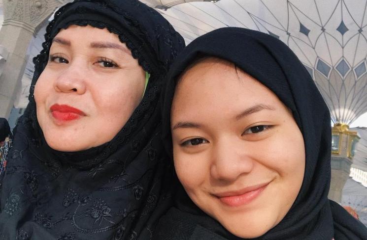 Amel Carla berhijab. (Instagram/@amelcarla)
