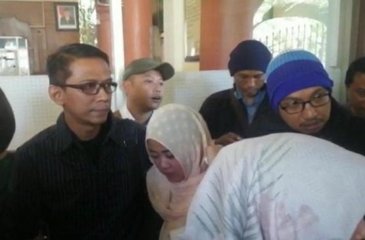 Ayah Vanessa Angel menjenguk anaknya di Rutan Medaeng, Kamis (9/5/2019). [Suara.com/Achmad Ali]