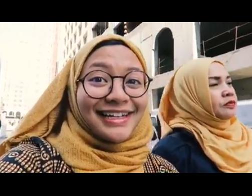 Amel Carla berhijab. (Instagram/@amelcarla)