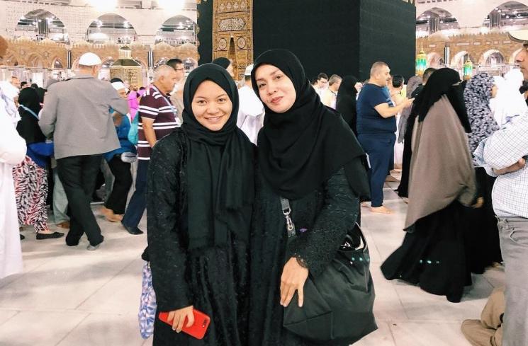 Amel Carla berhijab. (Instagram/@amelcarla)