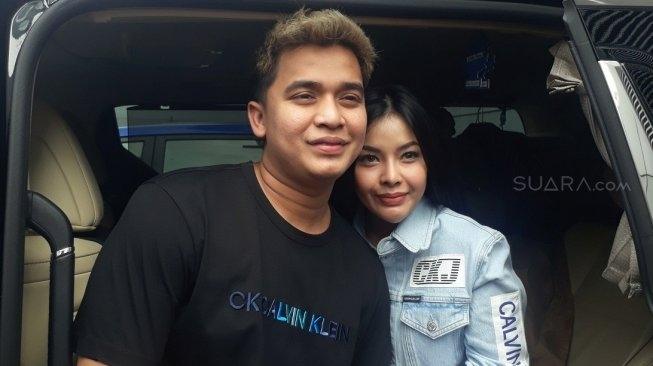 Billy Syahputra bersama pacar, Elvia Cerolline. [Ismail/Suara.com]