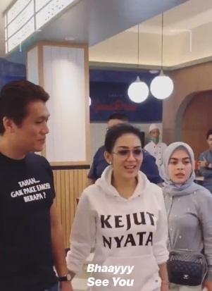 Syahrini dan Reino Barack. [Instagram@princesssyahrini]