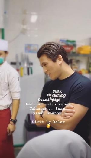 Reino Barack perhatikan Syahrini saat memasak. [Instagram@princesssyahrini]