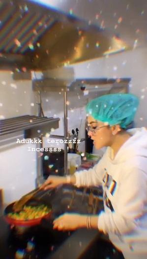 Syahrini meracik masakan langsung di dapur. [Instagram@princesssyahrini]