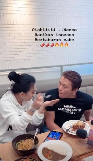 Syahrini suapi Reino Barack. [Instagram@princesssyahrini]