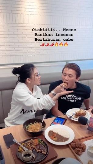 Syahrini suapi Reino Barack. [Instagram@princesssyahrini]