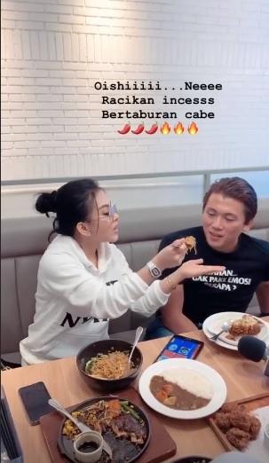 Syahrini suapi Reino Barack. [Instagram@princesssyahrini]
