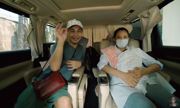 Raditya Dika bawakan tas istri. (Youtube/RadityaDika)