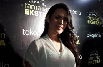 4 Gaya Fashion Sopan Plus Stylish ala Raisa, Ada yang Rp 200 Ribuan