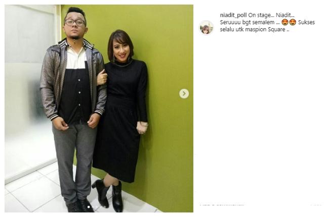 Nia dan Adit AFI. (Instagram/@niadit_poll)