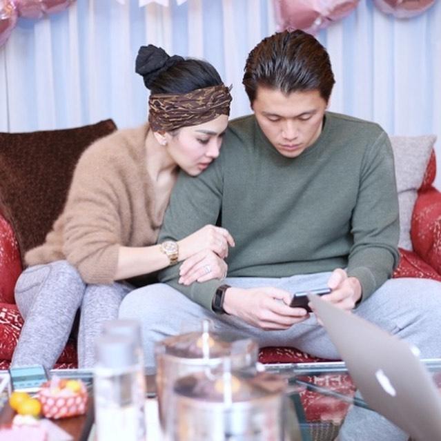 Syahrini bergelayut manja di bahu Reino Barack. [Instagram]