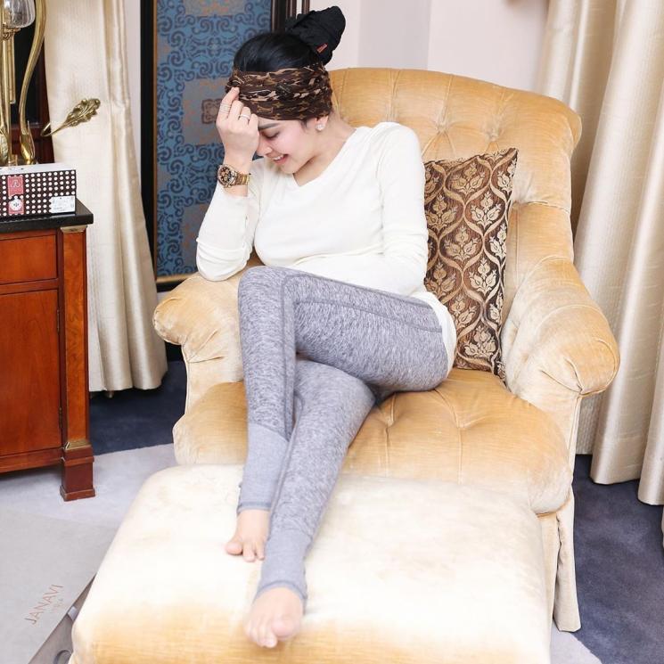 Syahrini di atas sofa. [Instagram]