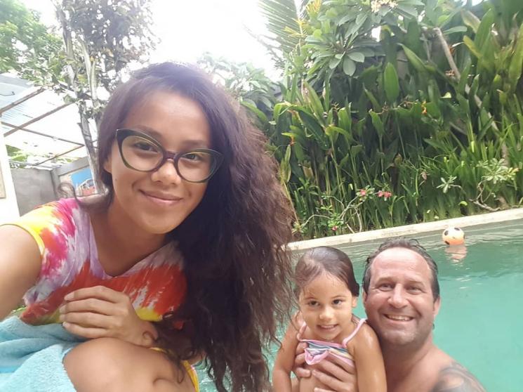 Lia Waode dan keluarganya. (Instagram/@liawaode)