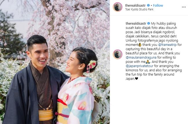 Dian Sastrowardoyo dan suaminya. (Instagram/@therealdisastr)