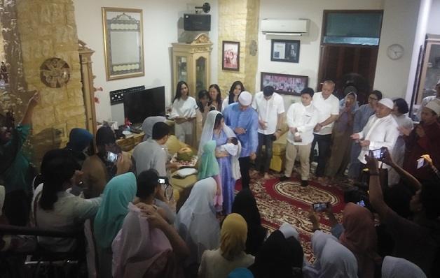 Prosesi cukur rambut anak Tasya Kamila. [Matamata.com/Suci]