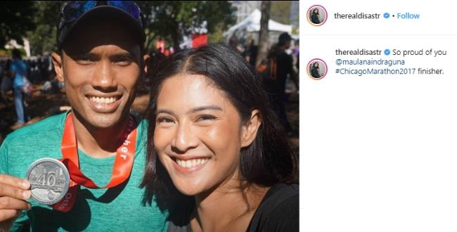 Dian Sastrowardoyo dan suaminya. (Instagram/@therealdisastr)
