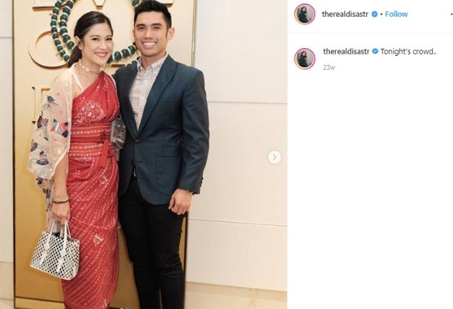 Dian Sastrowardoyo dan suaminya. (Instagram/@therealdisastr)