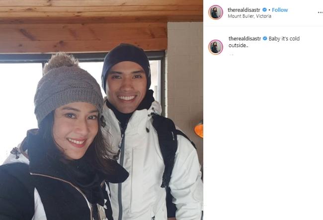 Dian Sastrowardoyo dan suaminya. (Instagram/@therealdisastr)
