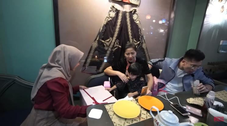 Ria Ricis memberikan hadiah untuk Vania. (Youtube/@RicisOfficial)