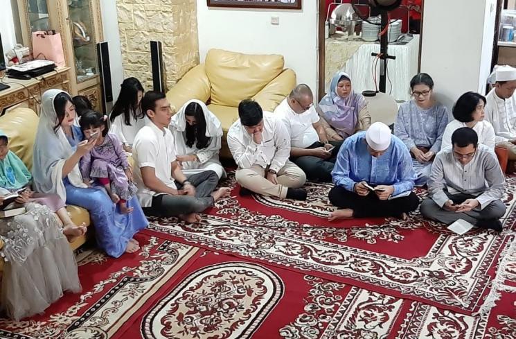 Tasya Kamila menggelar pengajian di kediamannya. [Matamata.com]