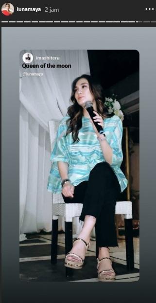 Luna Maya duduk di pelaminan sendirian. (Instagram/@lunamaya)