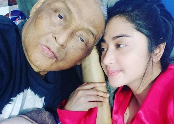 Dewi Perssik menemani ayahnya yang terbaring di ranjang RS. [Instagram]