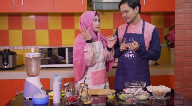 Anisa Rahma dan Anandito Dwis masak bareng. (Capture Vlog Anisa Rahma)