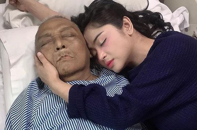 Dewi Perssik menemani ayahnya yang terbaring di ranjang RS. [Instagram]