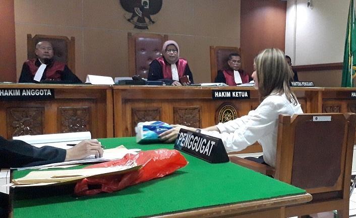 Hilda Vitria menangis saat jalani sidang dengan terdakwa Kriss Hatta. [Matamata.com]